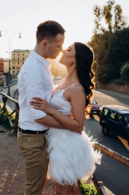 Roma sokaklarında poz veren güzel bir çift.