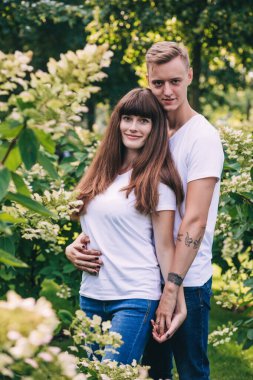 Parkta birbirine aşık genç bir çift poz veriyor.