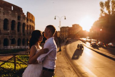 Roma 'da bir çift, gün batımında İtalya pozu veriyor. 