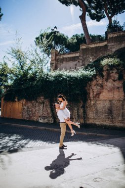 Roma sokaklarında poz veren genç ve güzel bir çift.