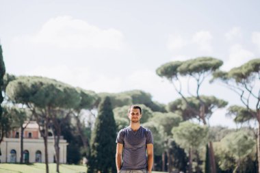 Parktaki yakışıklı genç adam, Roma, İtalya