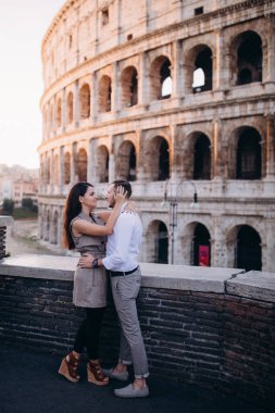 Kolezyumun önünde mutlu bir çift.