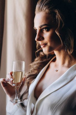 Genç ve güzel bir kadın düğüne hazırlanıyor. Gelinin özel sabahı..