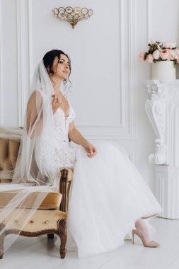 Şık iç kısımda oturan gelinlik içindeki güzel genç gelin.        