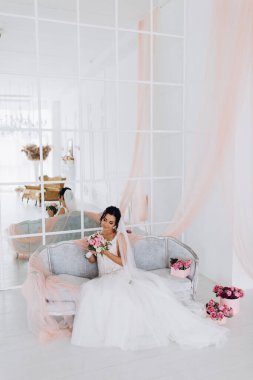 Şık iç kısımda oturan gelinlik içindeki güzel genç gelin.        