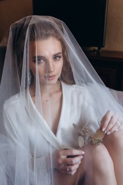 Genç ve güzel bir kadın düğüne hazırlanıyor. Gelinin özel sabahı..