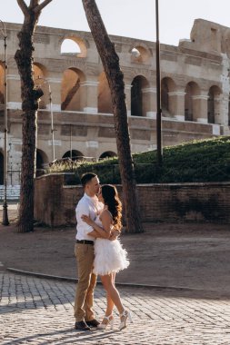 Roma 'da yürüyen mutlu bir evlilik çifti. İtalya.