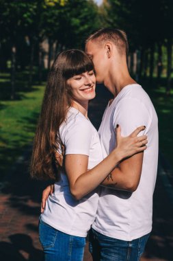 Parkta birbirine aşık genç bir çift poz veriyor.