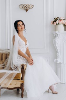 Şık iç kısımda oturan gelinlik içindeki güzel genç gelin.        