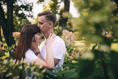 Parkta birbirine aşık genç bir çift poz veriyor.