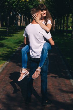 Güzel genç bir çift şehirde sokaklarda eğleniyor. Yaz, güneşli gün.