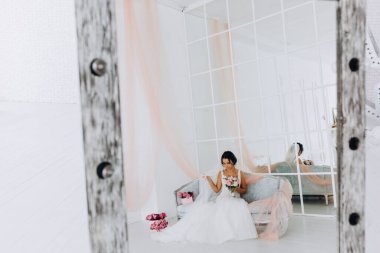 Şık iç kısımda oturan gelinlik içindeki güzel genç gelin.        