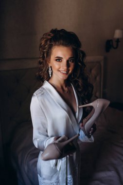 Genç ve güzel bir kadın düğüne hazırlanıyor. Gelinin özel sabahı..