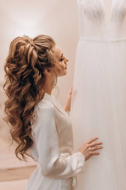 Genç ve güzel bir kadın düğüne hazırlanıyor. Gelinin özel sabahı..