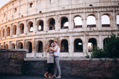 Romantik genç çift Roma, İtalya 'da sokakta poz veriyor..