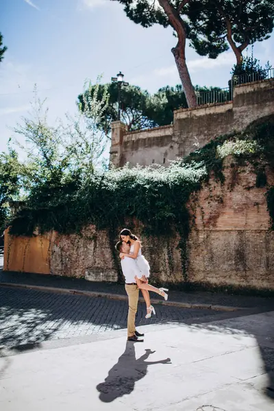 Eski Roma şehrinde aşık bir çift