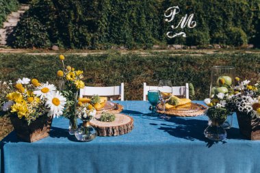 Açık hava düğün resepsiyonu için şık bir masa.            