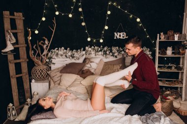 Birbirlerine aşık genç bir çift stüdyoda rahat bir Noel süslemesiyle poz veriyorlar. Yeni yılın aşk hikayesi.. 