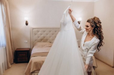 Genç ve güzel bir kadın düğüne hazırlanıyor. Gelinin özel sabahı..