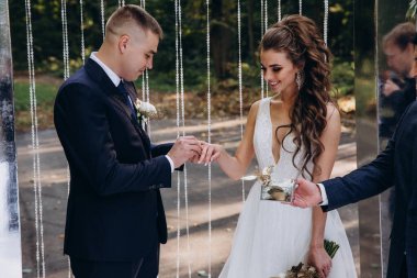 Nikah yüzükleriyle gelin ve damat    