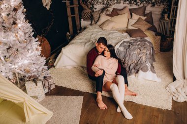 Birbirlerine aşık genç bir çift stüdyoda rahat bir Noel süslemesiyle poz veriyorlar. Yeni yılın aşk hikayesi.. 