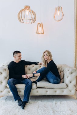 Genç bir çift stüdyoda birlikte poz veriyor.