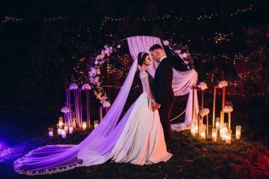 Güzel, mutlu, genç bir çift gece dans ediyor.       