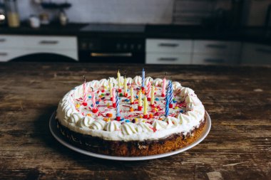 Mumlu pasta manzarası ve renkli serpiştirmeler ve krema.