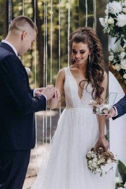 Nikah yüzükleriyle gelin ve damat    