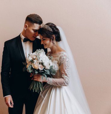 Stüdyoda poz veren mutlu gelin ve damat.