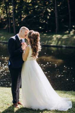 Parktaki güzel genç bir çiftin portresi..                        