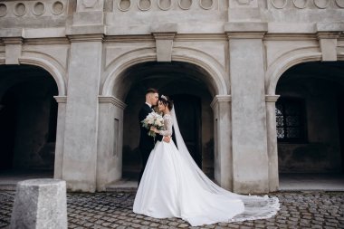 Güzel mutlu gelin ve damat sokakta birlikte poz veriyor. düğün günü                     