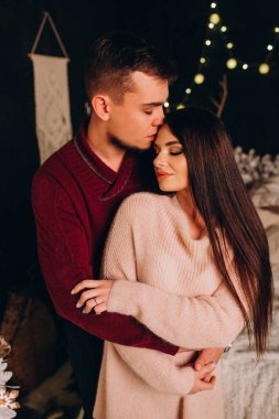 Birbirlerine aşık genç bir çift stüdyoda rahat bir Noel süslemesiyle poz veriyorlar. Yeni yılın aşk hikayesi.. 