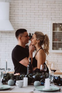 tutkulu çift mutfak içinde poz veriyor.