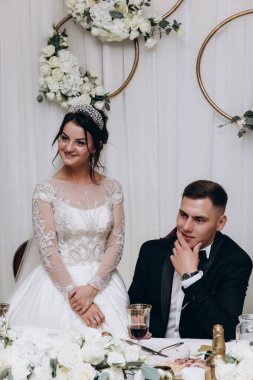 Genç gelin ve damat restorandaki düğün resepsiyonunda.   