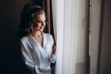 Genç ve güzel bir kadın düğüne hazırlanıyor. Gelinin özel sabahı..