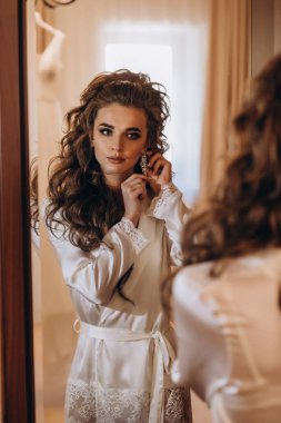 Genç ve güzel bir kadın düğüne hazırlanıyor. Gelinin özel sabahı..