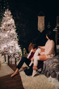 Birbirlerine aşık genç bir çift stüdyoda rahat bir Noel süslemesiyle poz veriyorlar. Yeni yılın aşk hikayesi.. 