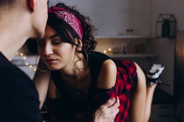 Genç ve tutkulu bir çift mutfakta birlikte yemek pişiriyor. 