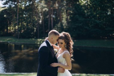 Parktaki güzel genç bir çiftin portresi..                        