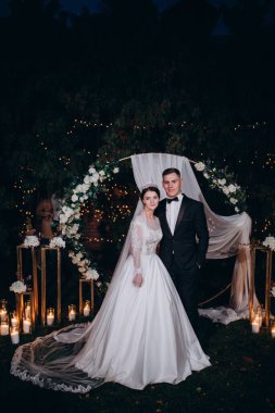 Güzel, mutlu, genç bir çift gece dans ediyor.       