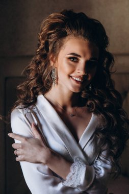 Genç ve güzel bir kadın düğüne hazırlanıyor. Gelinin özel sabahı..