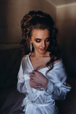 Genç ve güzel bir kadın düğüne hazırlanıyor. Gelinin özel sabahı..