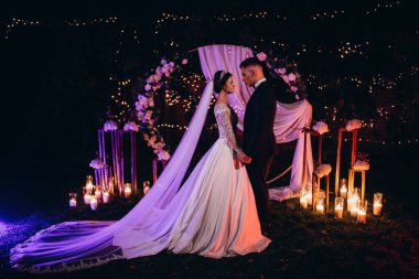 Güzel, mutlu, genç bir çift gece dans ediyor.       