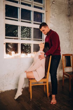 Birbirlerine aşık genç bir çift stüdyoda rahat bir Noel süslemesiyle poz veriyorlar. Yeni yılın aşk hikayesi.. 