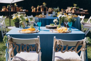 Açık hava düğün resepsiyonu için şık bir masa.            