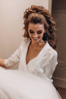 Genç ve güzel bir kadın düğüne hazırlanıyor. Gelinin özel sabahı..