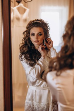 Genç ve güzel bir kadın düğüne hazırlanıyor. Gelinin özel sabahı..