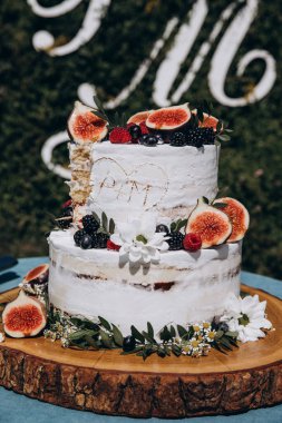 Meyve ve meyveli lezzetli düğün pastasının yakın plan görüntüsü             