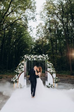 Gelin ve damat parkta dans ediyorlar.